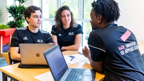 alo-deeltijd_studenten-laptop-tafel3_2022