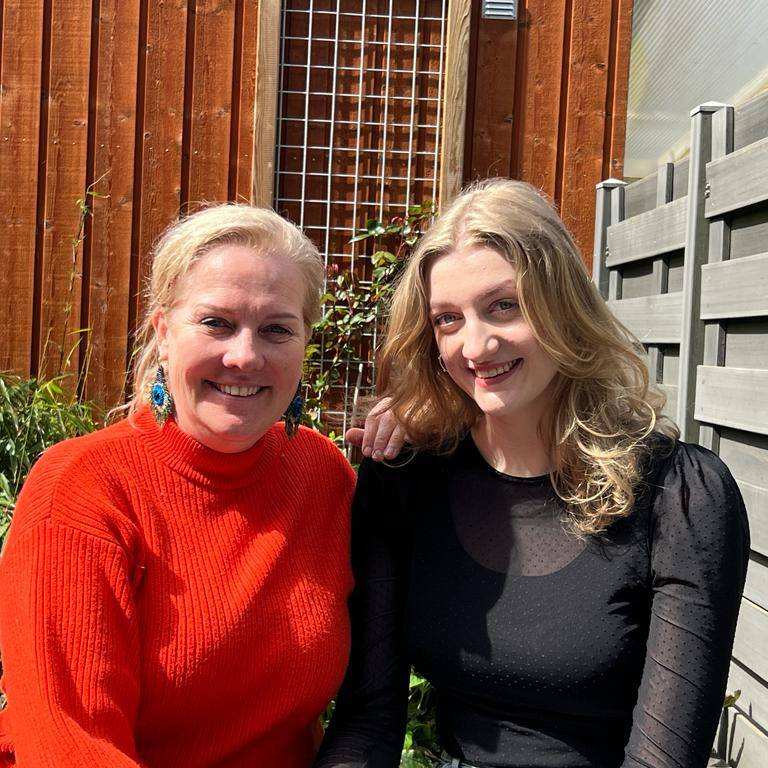Belinda Elfrink en Tara Scholten voor de rubriek Zo moeder, zo dochter