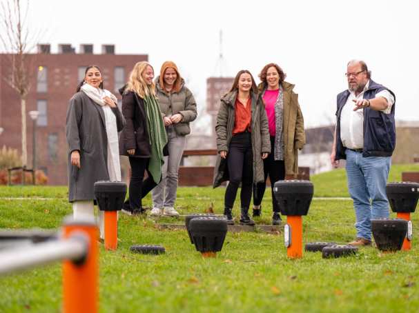 Beeld t.b.v. campagne Samen Sociaal met verschillende personen in een stadspark