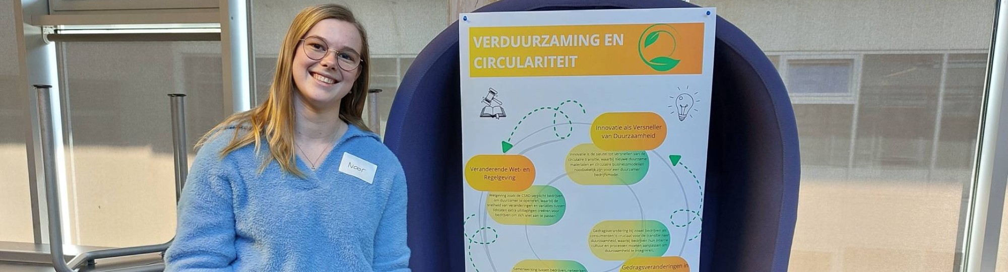 Noor van de masteropleiding Circulaire Economie geeft een posterpresentatie.