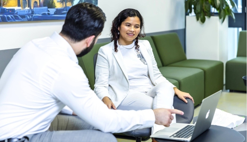 Foto van post-hbo-studenten van de financiële HAN-opleidingen (Academie Financieel Economisch Management)