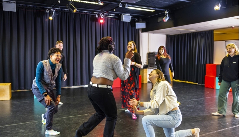 Studenten International Social Work werken samen in een college drama op de HAN Campus in Arnhem.