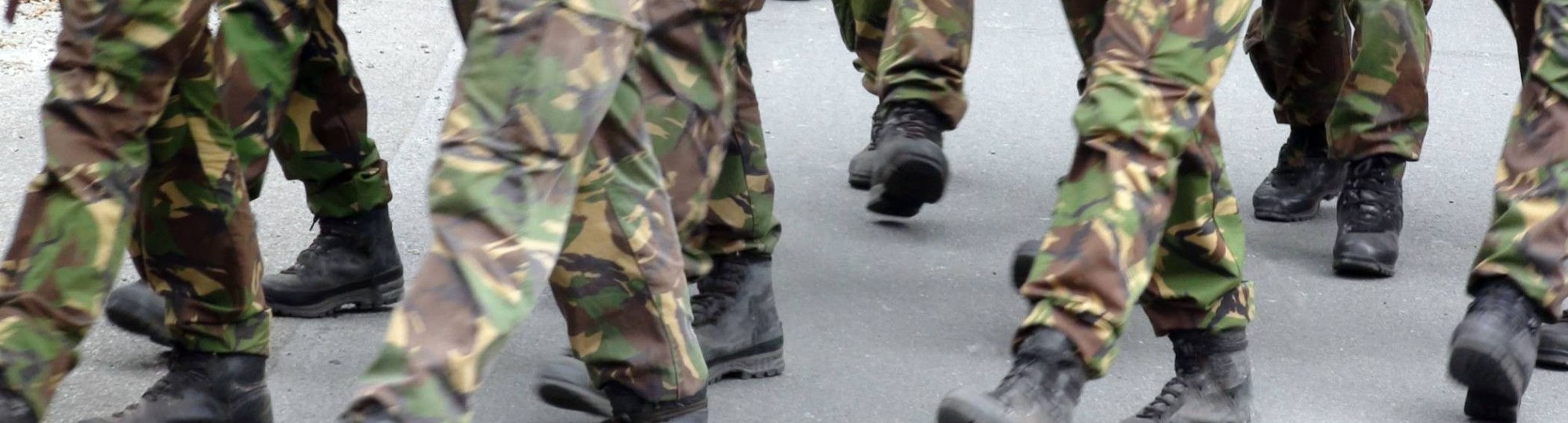 Militairen marcheren - Onderzoek brengt fysieke, mentale en culturele factoren samen om uitval te verminderen en opleidingen sterker te maken