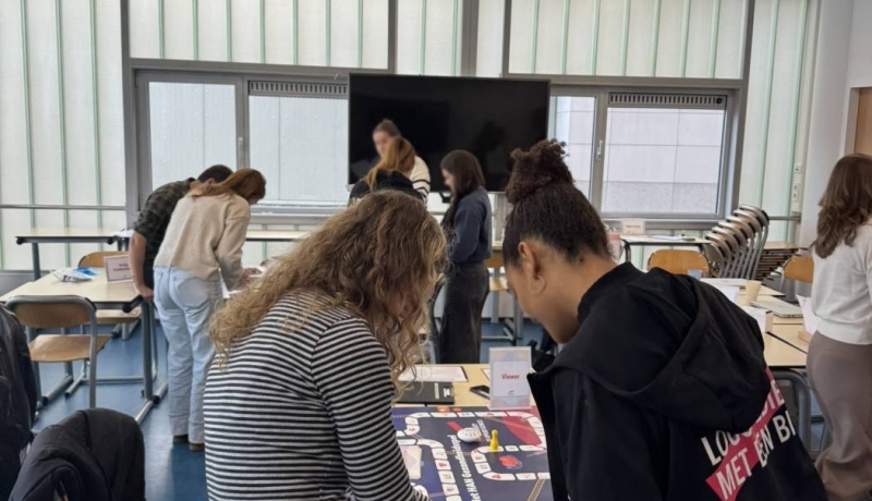 2 scholieren spelen het gezondheidsspel van de HAN