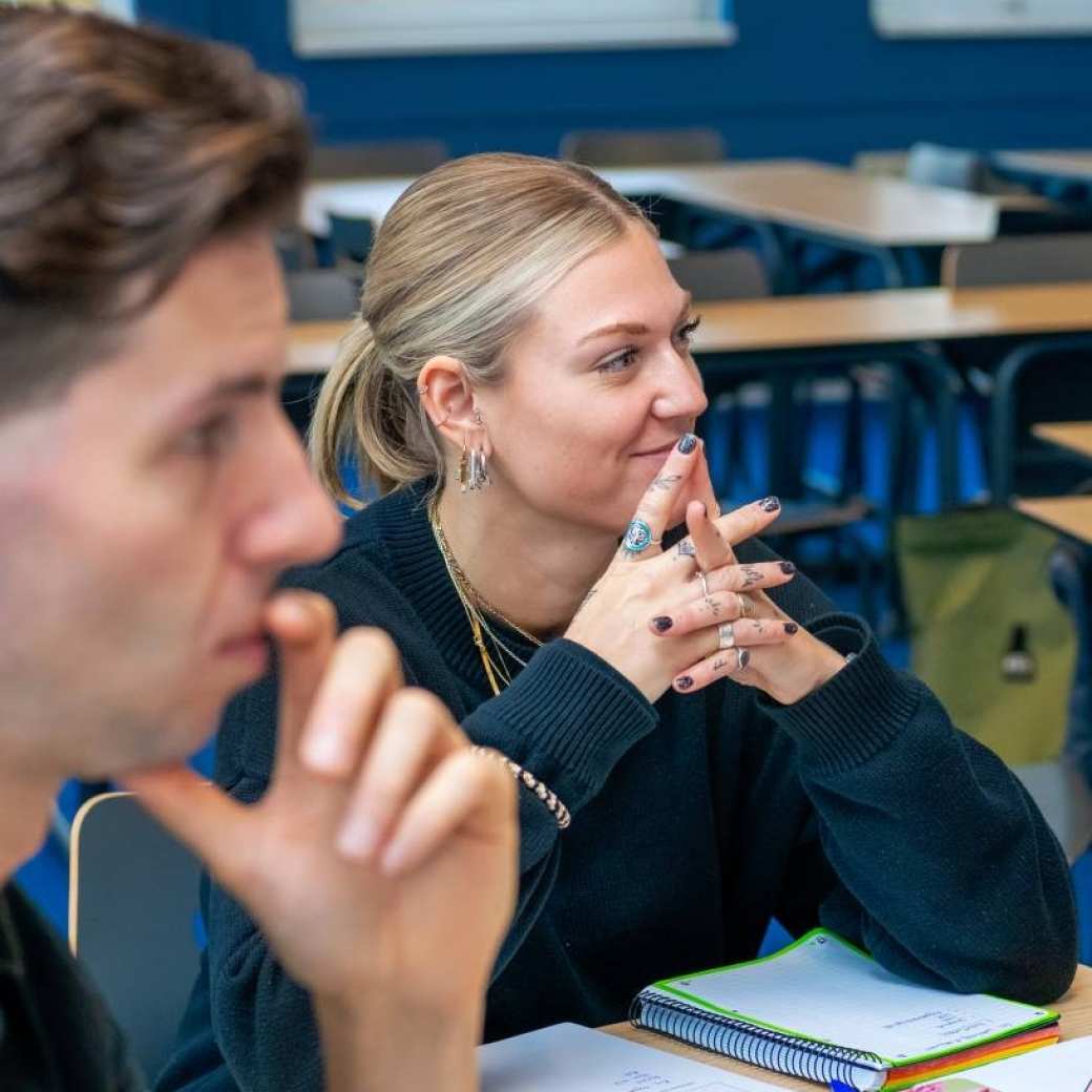 AMM LLO studenten Glenn en Isa tijdens les Social Work deeltijd
