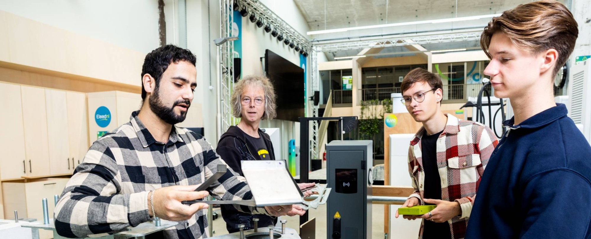 Studenten (met docent) van de tweejarige hbo-opleiding Technische Bedrijfskunde ‘Future (y)our Energy