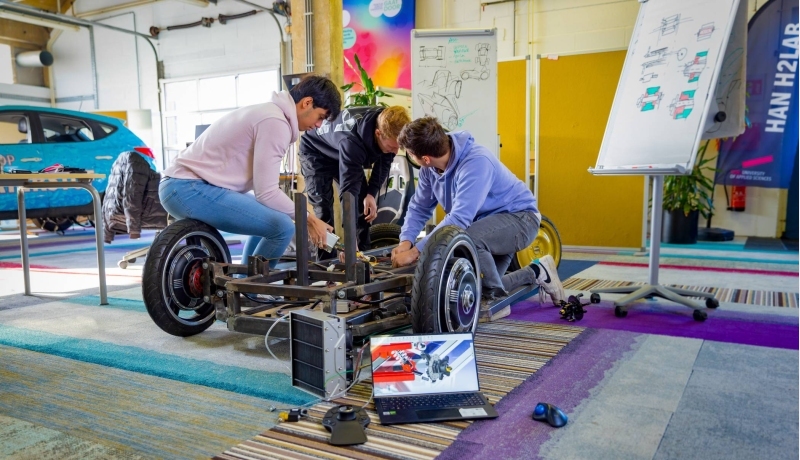 Studenten werken aan Boyle eenpersoonswaterstofvoertuig H2lab Waterstoflab IPKW waterstofproject