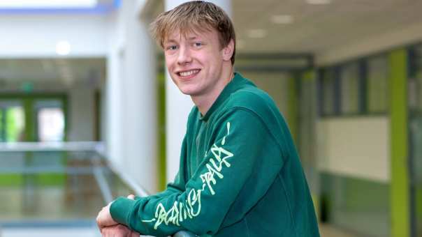 Student bachelor Toegepaste Psychologie kijkt in de camera
