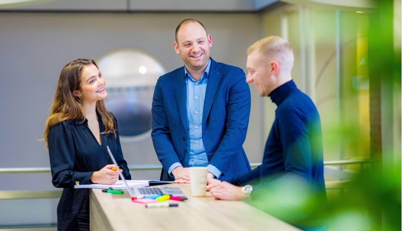 Studenten van de master Business Sales in overleg. 
