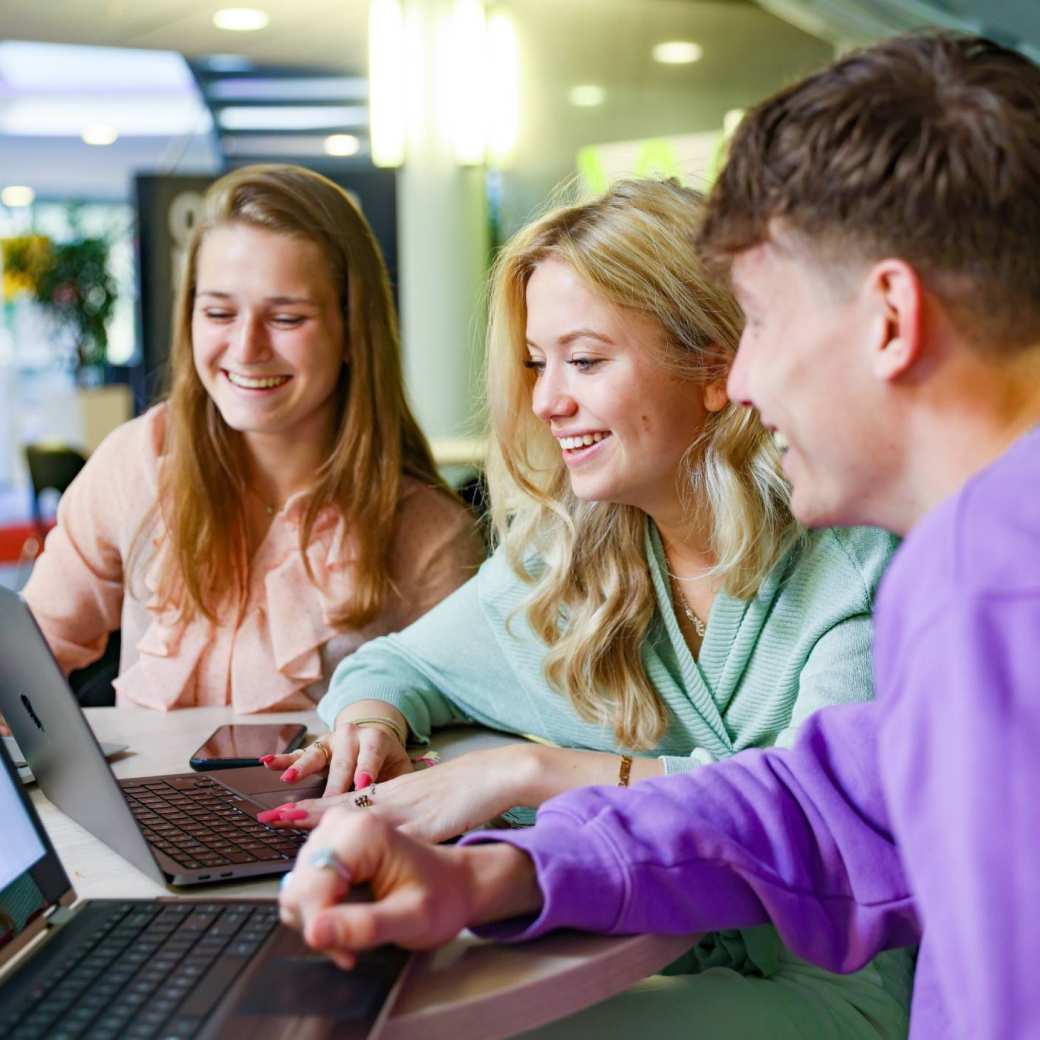 Foto Bedrijfskunde voltijd Nijmegen, studenten in overleg