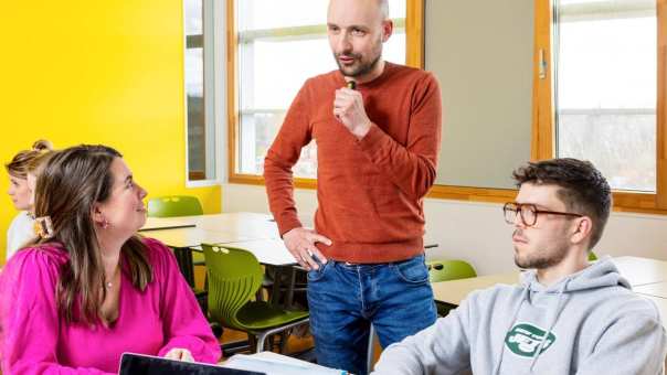 Docent kijkt vragend naar studenten