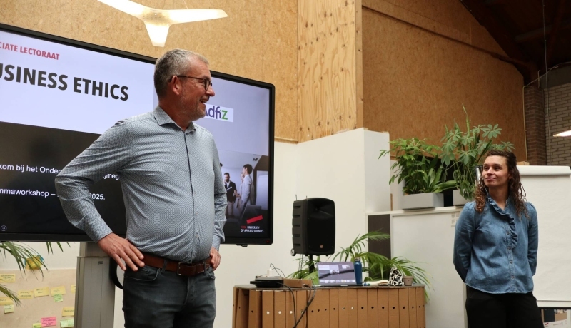Associate lector Kim Meijer geeft een workshop bij het Ondernemerslab