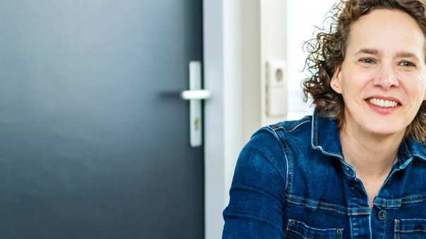 2 docenten zitten aan tafel in overleg