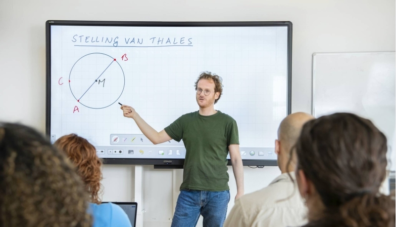 Deeltijdstudent Leraar Wiskunde voor zijn eigen klas op de HAN.