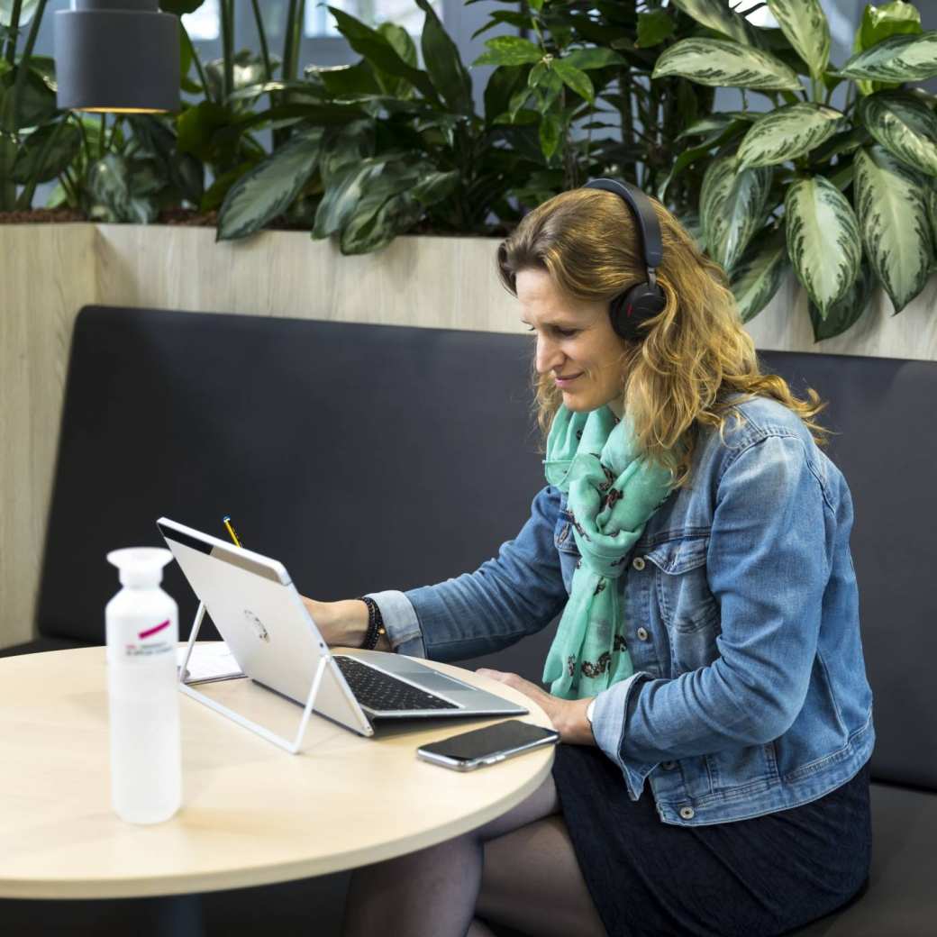 Docent geeft online les op Groenewoudseweg