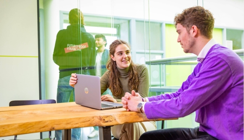 HAN Accountancy studenten in overleg achter de laptop