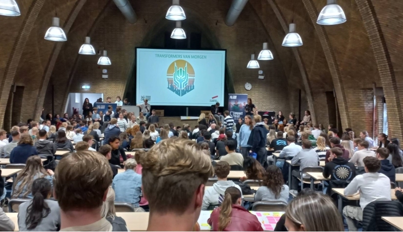 Eerstejaars studenten in ruimte voor Project Wereld van Morgen
