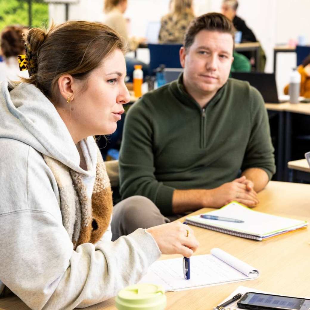 AMM LLO studente Lot licht iets toe aan medestudenten