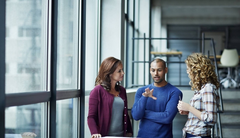 Integraal adviseur MKB in gesprek met 2 MKB ondernemers