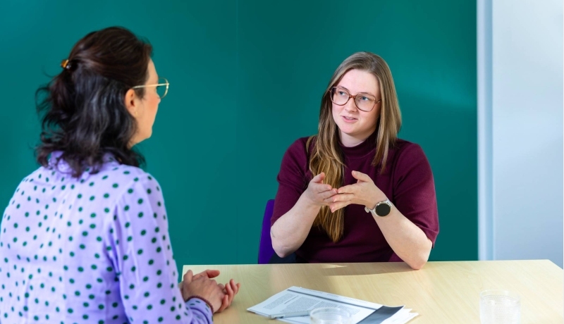 Twee mensen in gesprek over reintegratie