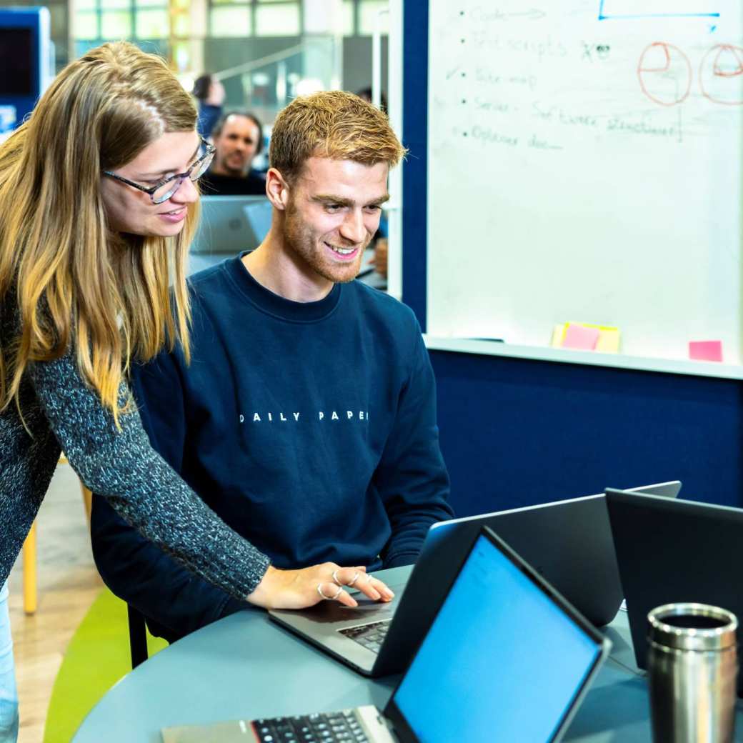 Docent Master Applied Data Science geeft uitleg aan student