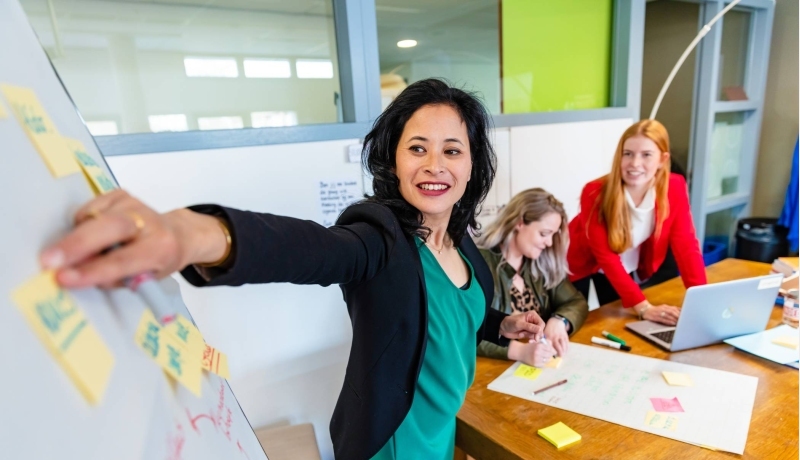 Learning & Development deeltijd, studio L&D, brainstormen, samenwerken, post-its, plakken, 2022