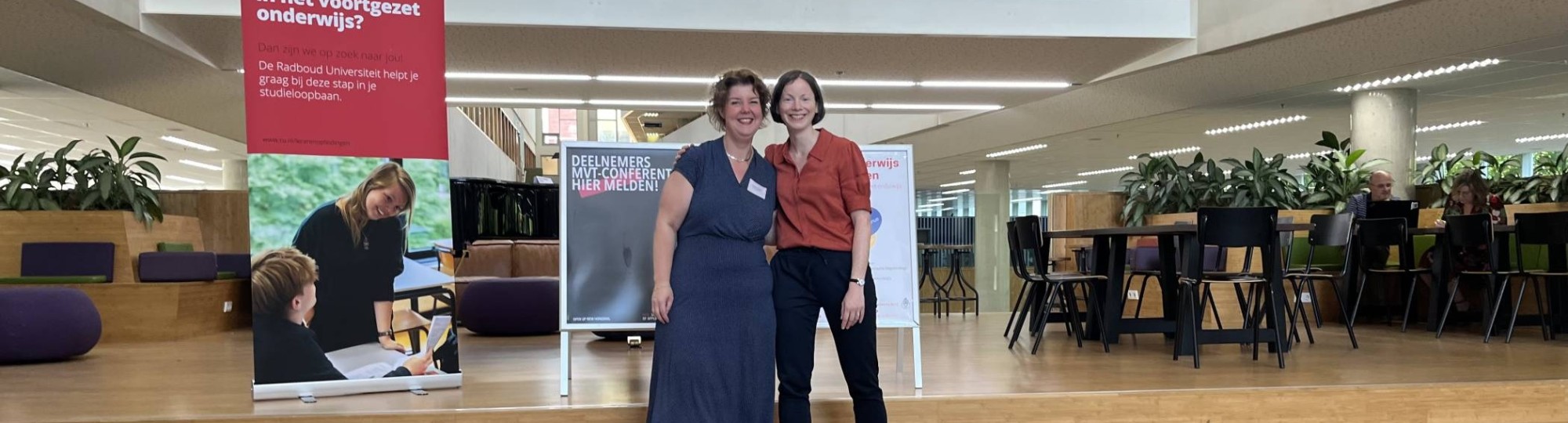 Annemieke de Jong-Haarlem en Sophie Brand bij de aanmeldtafel van de Moderne Vreemde Talen conferentie