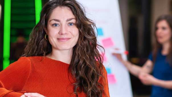 Deelnemers en docenten van de post-hbo opleiding Bedrijfskunde, in gesprek met elkaar op het plein voor Ruitenberglaan 31