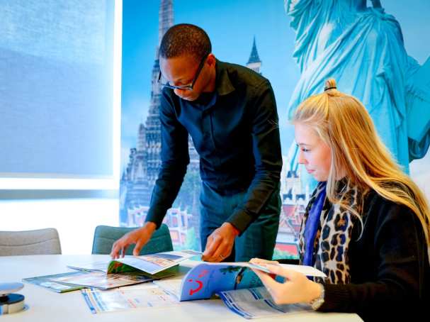 bekijken brochures van reizen