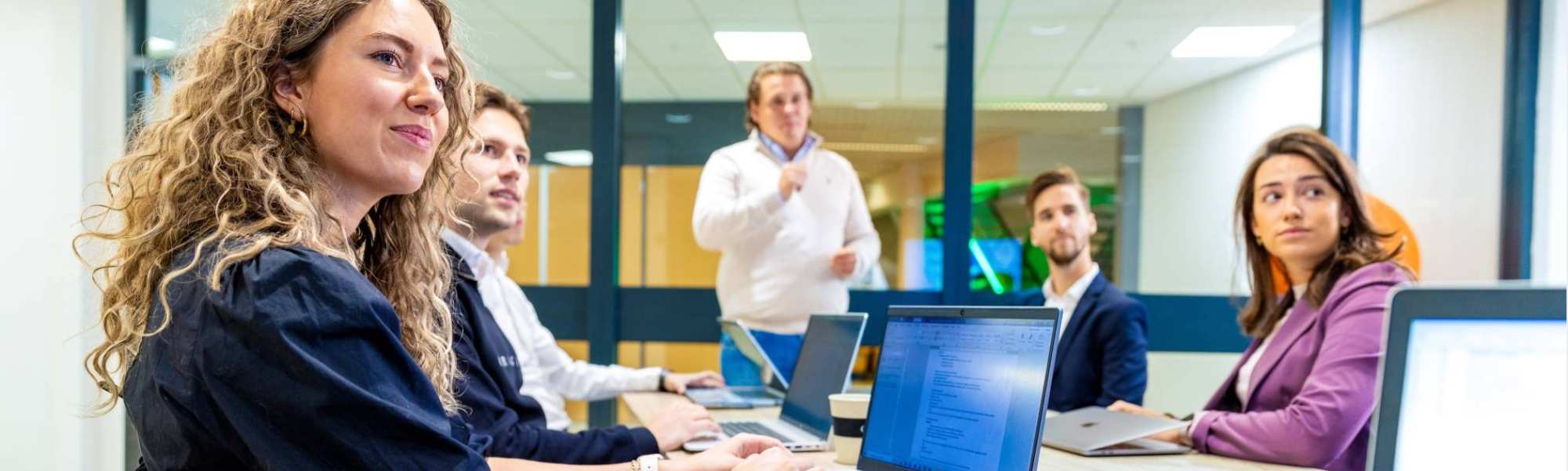 Studenten van de bachelor Commerciële Economie deeltijd, duaal in gesprek en samenwerken.