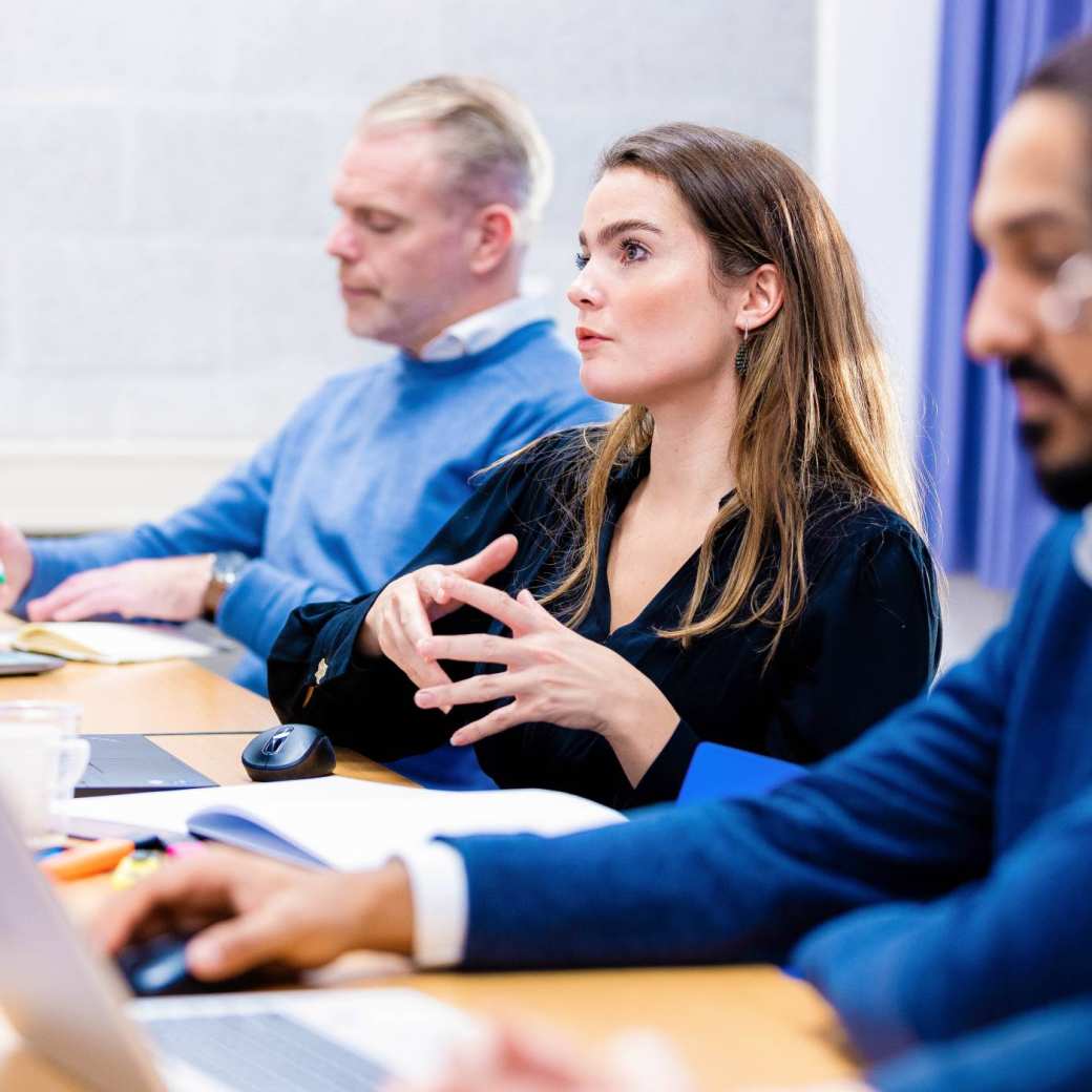 Studenten van de master Business Sales in gesprek tijdens college.
