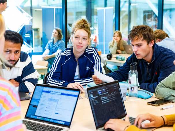 master sport en beweeginnovatie voltijd groepje studenten in gesprek met elkaar in de klas 2024