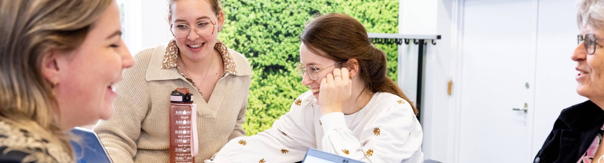 AMM LLO vier studenten werkend lachend iets uit