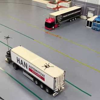 Robotvoertuig op schaal track trailercombinatie bij Robotics at HAN