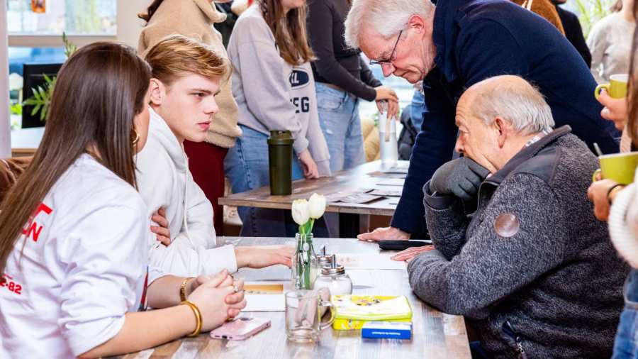 Labs en Werkplaats wijk Lindenholt-studenten-professionals en burgers aan het werk