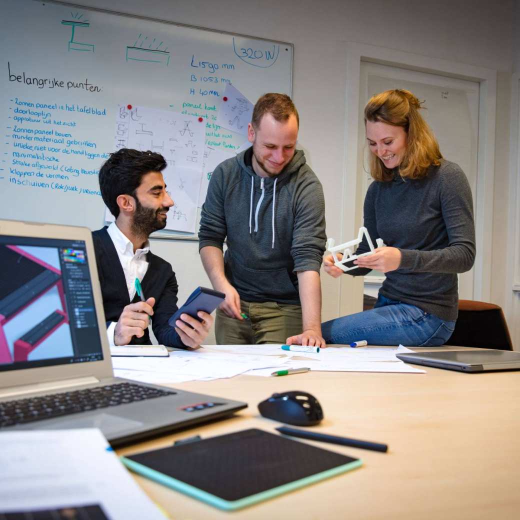Anwar Manlusadoon, Fabian van Dijk en Mylene van Melzen bij het project Solarmeubel bij het MIC op het IPKW. SEE, SEECE, hybride leeromgeving, Powerlab, Engineering