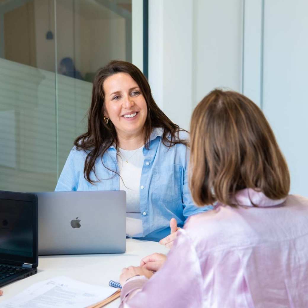 2 masterstudenten aan tafel in gesprek
