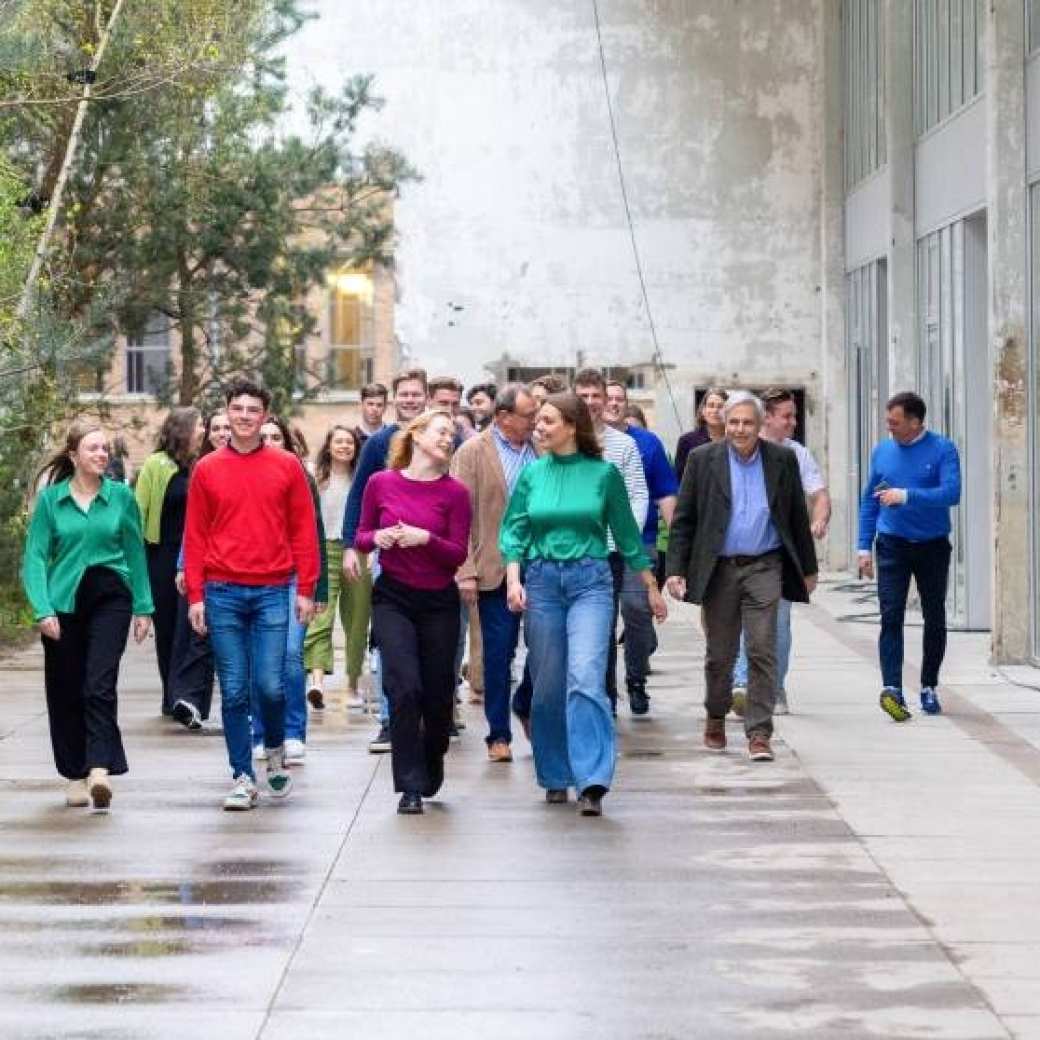 Groep studenten en docenten wandelt door IPKW met groen op de achtergrond. Fotografie Master Circulaire Economie voltijd.