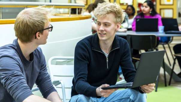 Cursisten in gesprek over een cursus