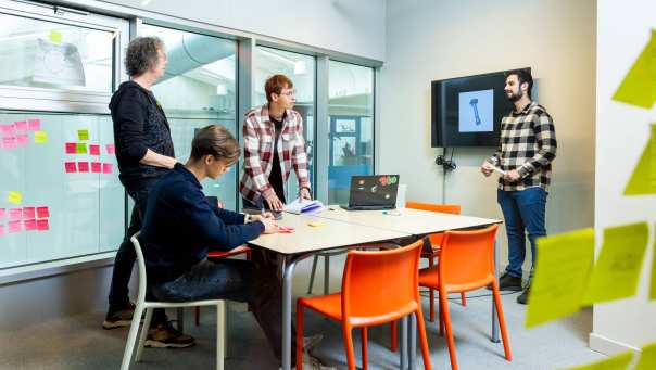 Studenten Technische Bedrijfskunde - Future (y)our Energy hebben les op de HAN locatie Connectr Cleantech Park