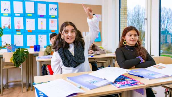 Leerling steekt vinger op in klas