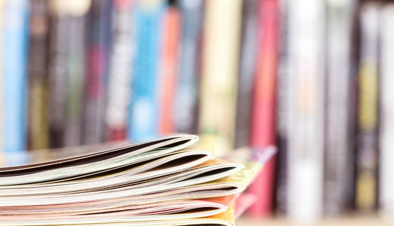Sfeerbeeld van het zijaanzicht van een stapeltje tijdschriften en vaag tijdschriften op de rug. Stockfoto
