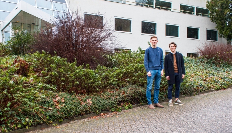 Mart Jan Cuperus en Giulio van den Brink voor hun vleugel van het ABT-gebouw