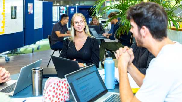 Student overlegt achter tafel