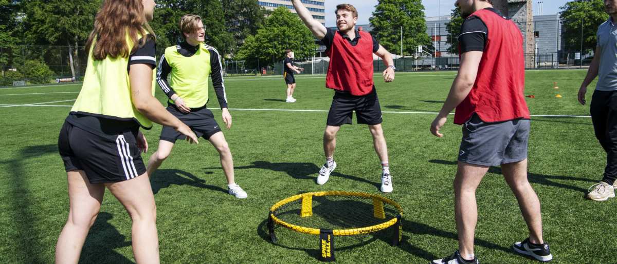 sport sportkunde en alo studenten en docenten op sportveld en gymzaal