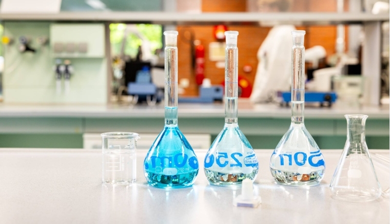 kleurovergangen erlenmeyer in chemielab
