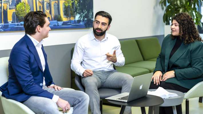 Foto van post-hbo-studenten van de financiële HAN-opleidingen (Academie Financieel Economisch Management)