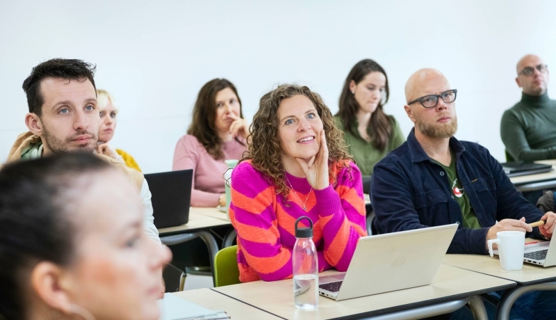 masterstudenten luisteren aandachtig, close-up op een vrouwelijke studente
