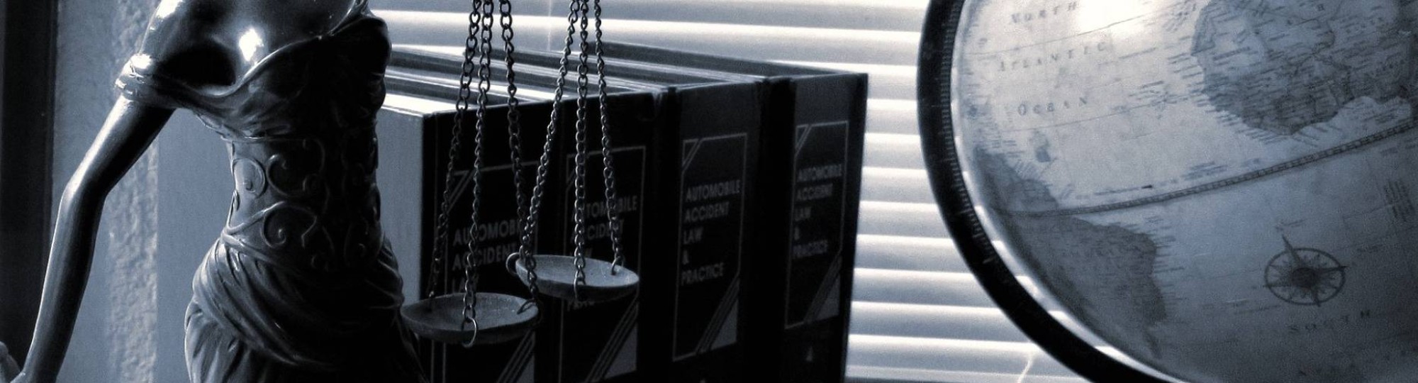 Vrouwe justitia met wettenbundels en wereldbol