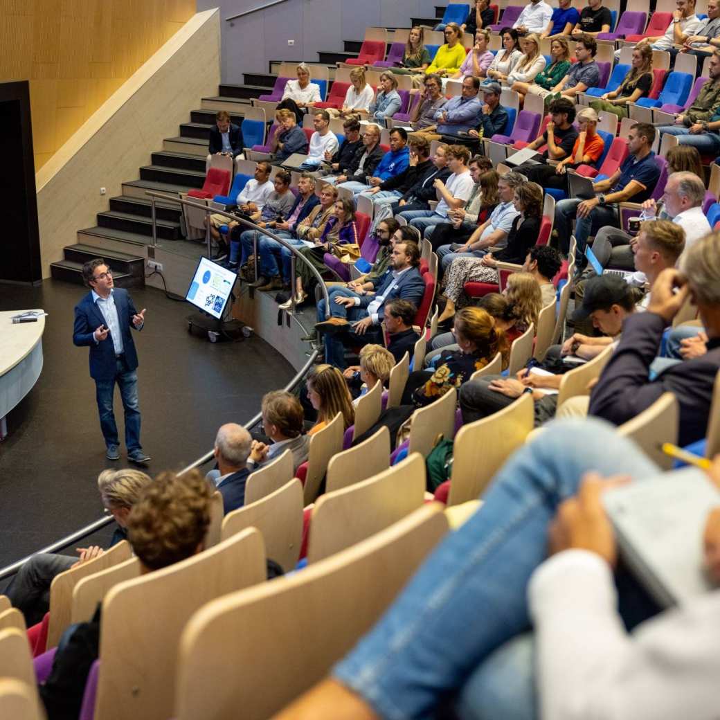 Auditorium gevuld met deelnemers tijdens de plenaire sessie tijdens de Masterclass AI van het Business Service Center en OndernemersLab Nijmegen.